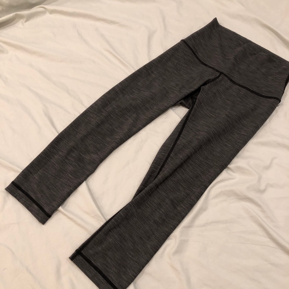 Lululemon gray crop